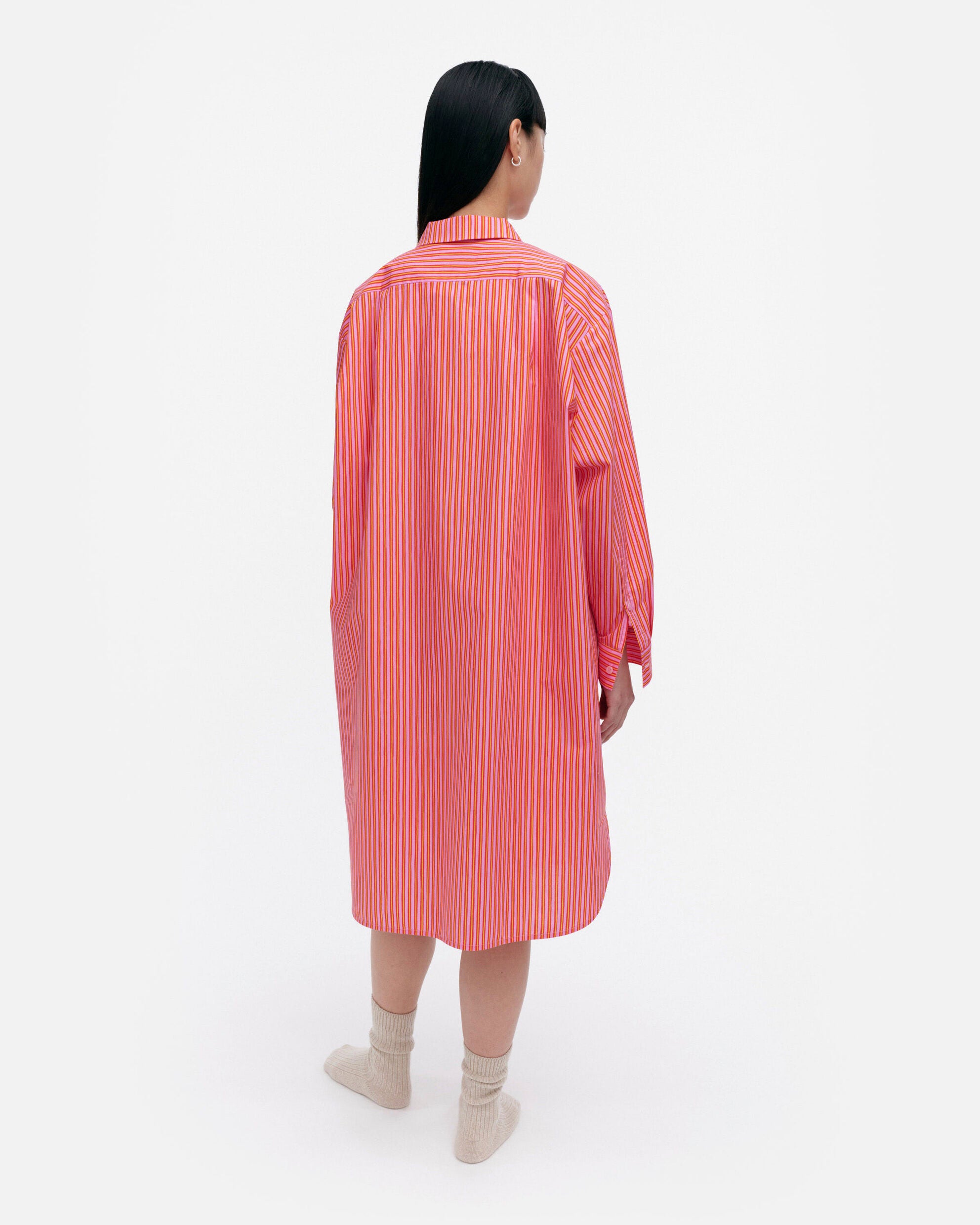 Unessa Rastas / Laila Gohar pour la chemise de nuit Marimekko