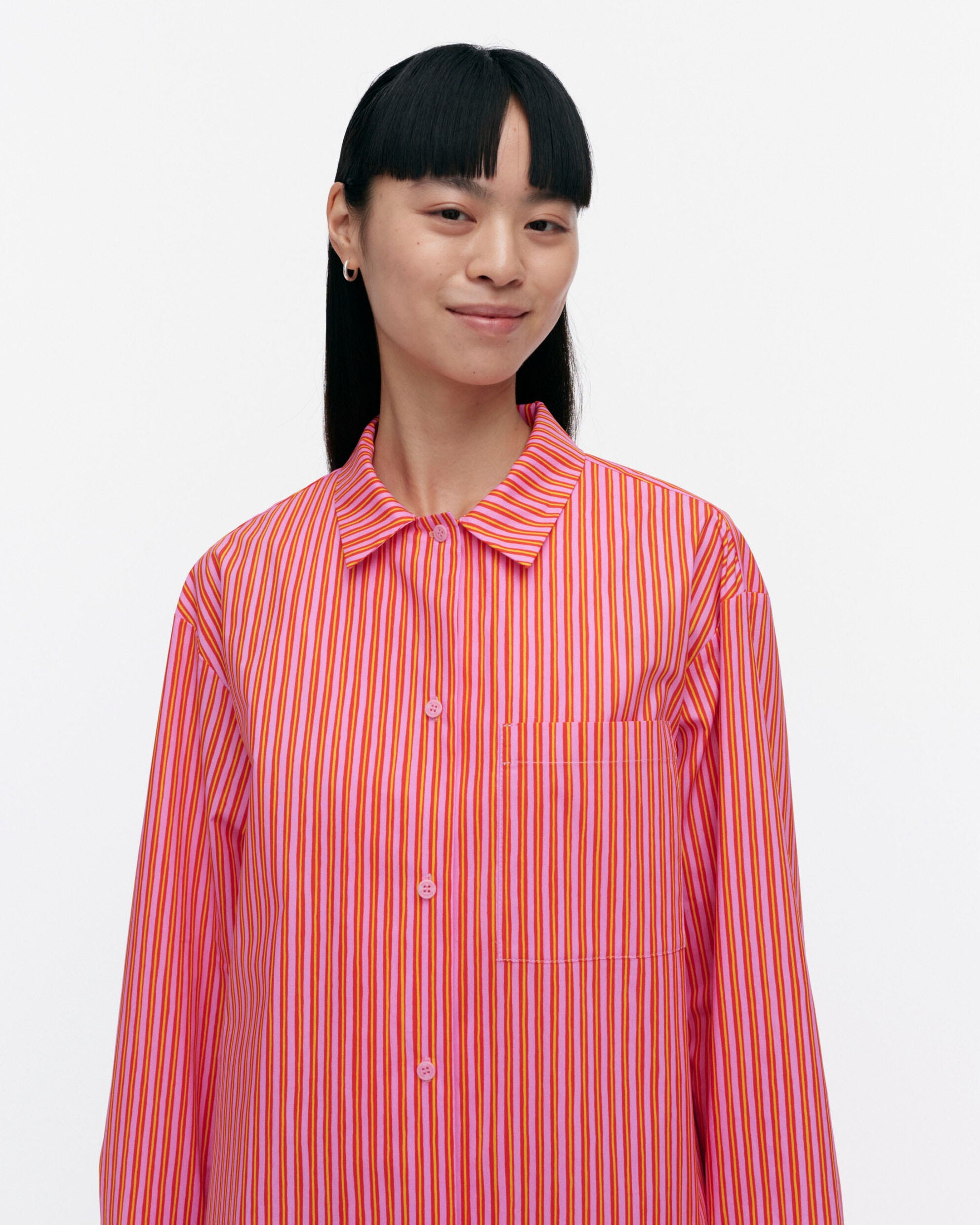 Unessa Rastas / Laila Gohar pour la chemise de nuit Marimekko