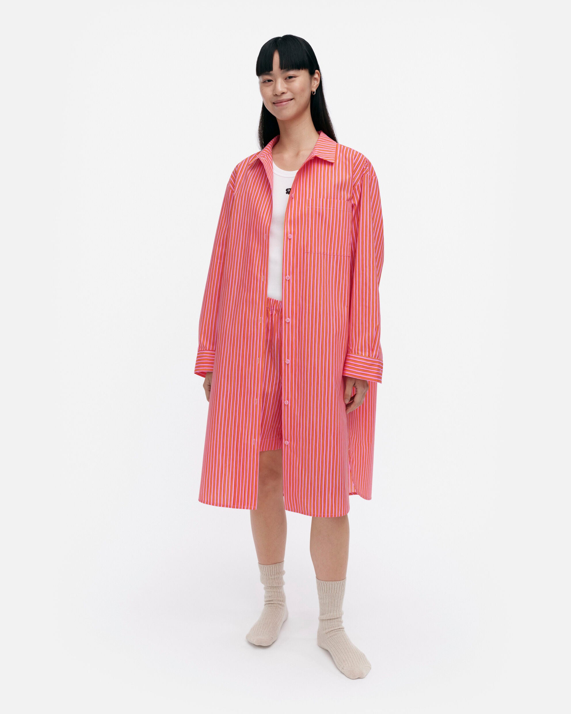 Unessa Rastas / Laila Gohar pour la chemise de nuit Marimekko
