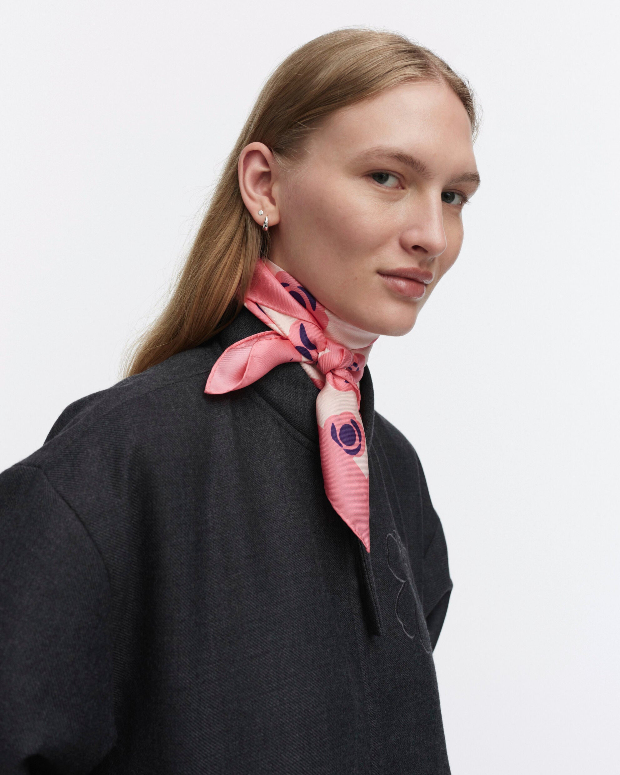 Lauhtua Tumma Scarf