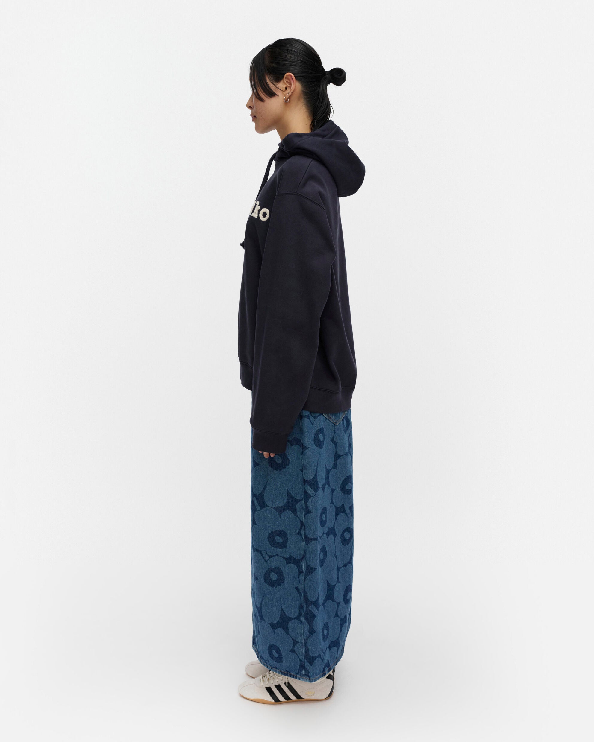 Skripti Logo Placement Kioski hoodie